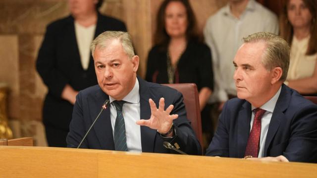 José Luis Sanz, alcalde de Sevilla, junto al portavoz popular, Juan Bueno, en un Pleno.