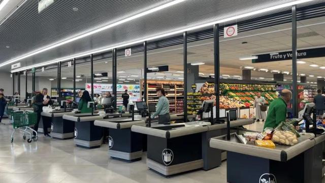 Imagen de archivo del interior del súper que ya no abre los domingos.