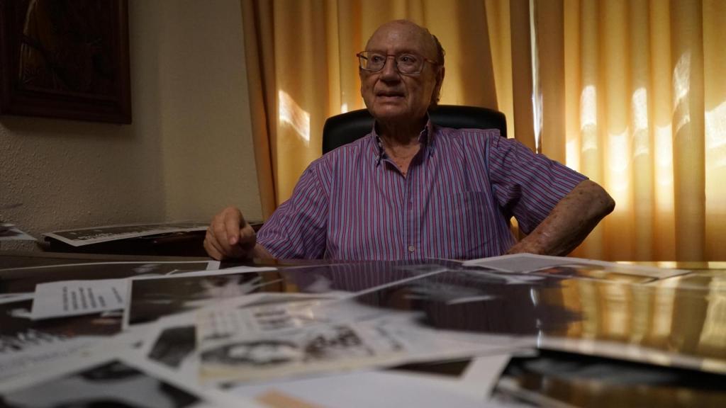 Fosforito en la mesa de su despacho