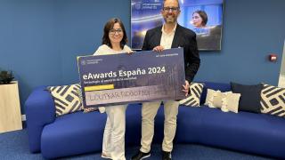 Miembros del equipo de Loutkar Robotics recogen la distinción como finalistas en los eAwards de la NTT DATA Foundation 2024.