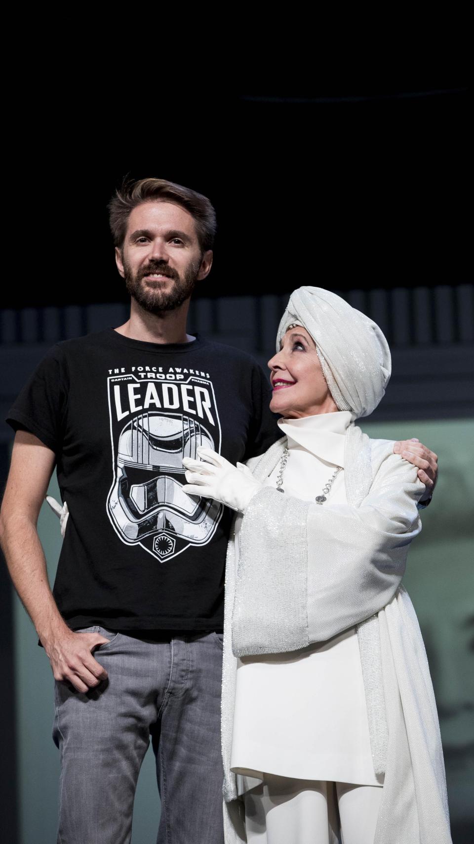 La actriz Concha Velasco junto a su hijo mayor, al que mira con inmenso cariño.