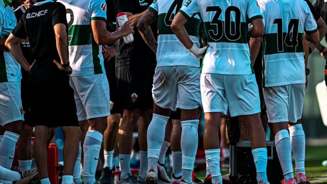 Eder sarabia alecciona a sus jugadores durante un descanso,