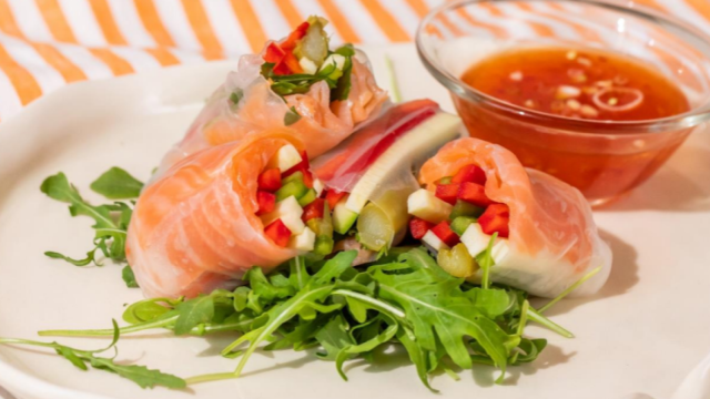 Rollitos al estilo vietnamita con salmón.