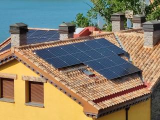 Paneles solares en el tejado de una casa