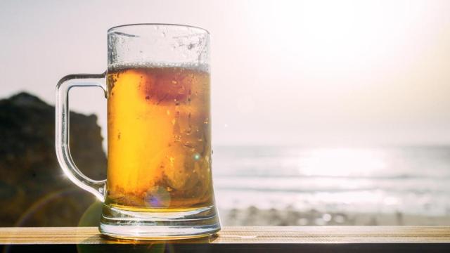 Una cerveza en la playa.
