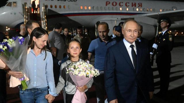 El presidente ruso Vladímir Putin recibe en el aeropuerto de Moscú a los prisioneros intercambiados con EEUU, el pasado 2 de agosto.