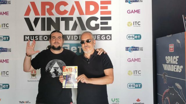Pako Mulero y Óscar Martín, en la presentación del libro en el Museo Arcade Vintage de Ibi.