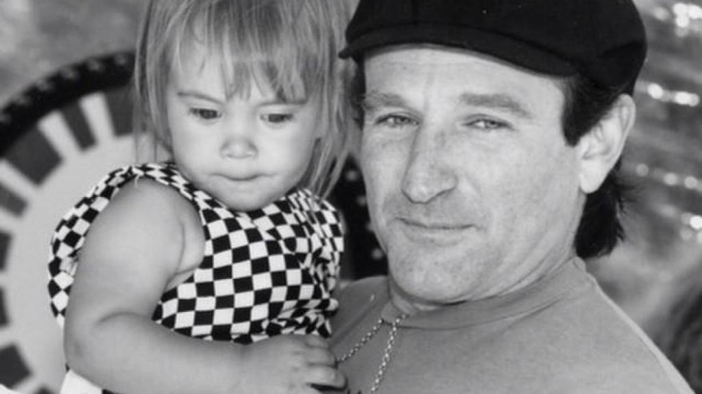 Zelda Williams junto a su padre.