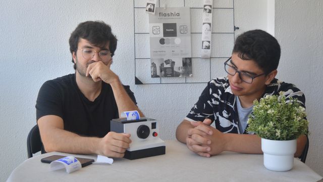 Izan Amador (i) y Jorge Benavides (d), junto a la cámara portátil que ha desarrollado Flashia.