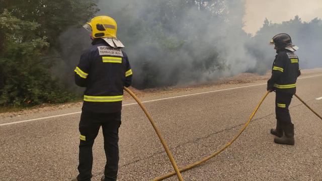 Dos bomberos trabajando en el incendio de la Sierra de la Culebra de 2022