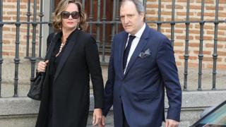 Juan Gómez-Acebo junto a Teresa Véret, en el funeral de su hermano Fernando.