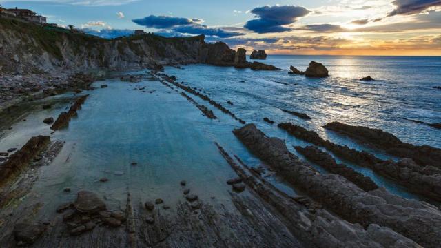 Muchas personas suelen acampar y pasar días enteros sobre esta playa.