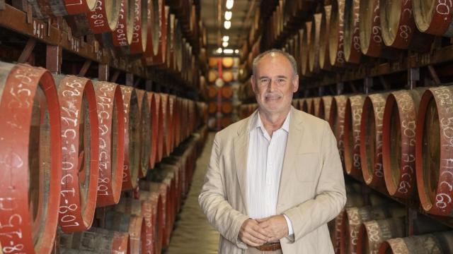 Rafael Méndez posa ante las barricas de la fábrica de Destilerías Arehucas, ubicadas en la isla de Gran Canaria.