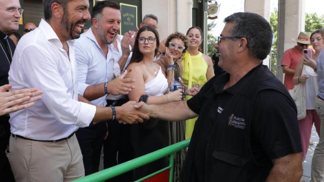 El presidente de la Generalitat, Carlos Mazón, hoy en la mascletà de las fiestas de Elche.