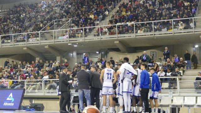 Los jugadores del Lucentum durante un tiempo muerto durante la pasada temporada en el Centro de Tecnificación.