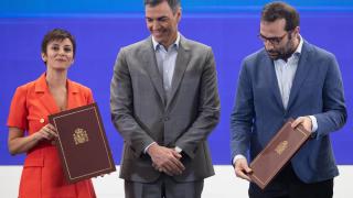 (I-D) La ministra de Vivienda y Agenda Urbana, Isabel Rodríguez; el presidente del Gobierno, Pedro Sánchez, y el ministro de Economía, Comercio y Empresas, Carlos Cuerpo, durante el acto de suscripción de convenios entre el Ministerio de Vivienda y Agenda Urbana, el Ministerio de Economía, Comercio y Empresa y el Instituto de Crédito Oficial (ICO)