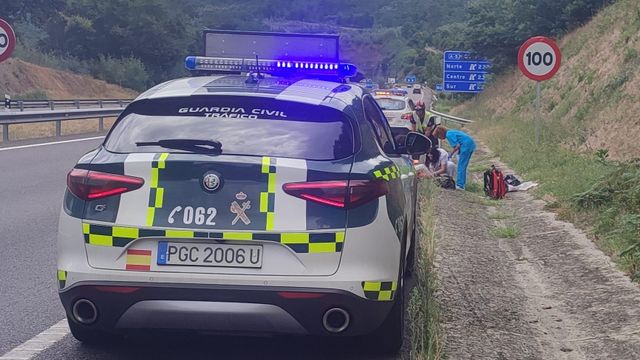 Un niño mete un pie en una alcantarilla de la autovía, en Ourense.
