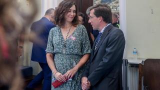 La presidenta de la Comunidad de Madrid, Isabel Díaz Ayuso, conversa con el alcalde de Madrid, José Luis Martínez-Almeida.