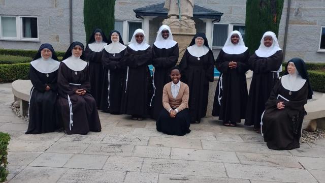 Un grupo de religiosas del  convento de las Clarisas Reparadoras de Vilar de Astrés, en Ourense.