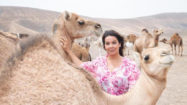 Guacimara Cabrera posa junto a dos dromedarias de la única granja dedicada a la producción de leche de camella en España.