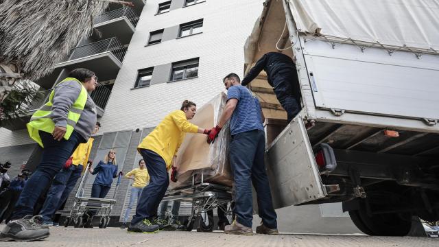 Operarios de mudanzas el pasado mes de febrero en el edificio de Safranar