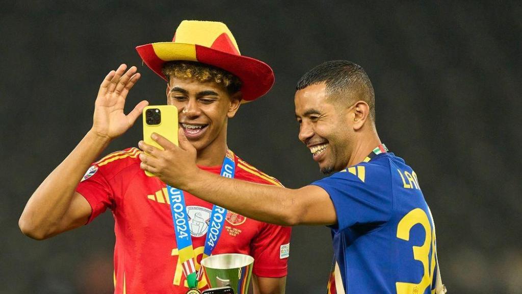 Lamine Yamal y su padre Mounir Nasraoui celebrando la victoria en la Eurocopa en julio de 2024