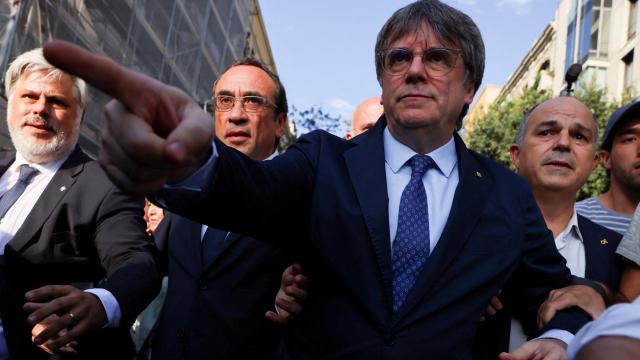 Carles Puigdemont, flanqueado por Josep Rull y Jordi Turull, el pasado jueves en Barcelona.