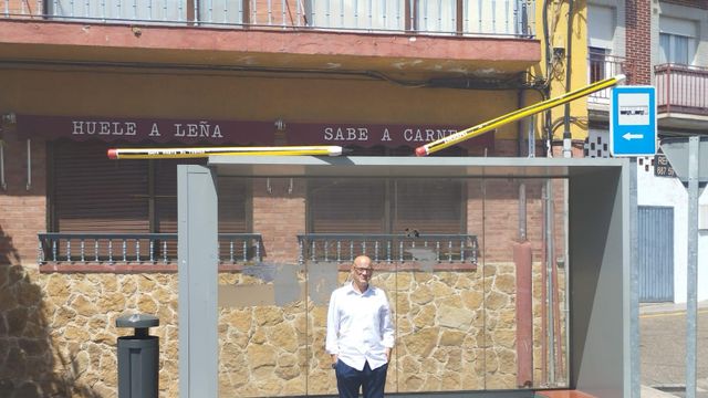 El concejal de Turismo con los nuevos lápices gigantes