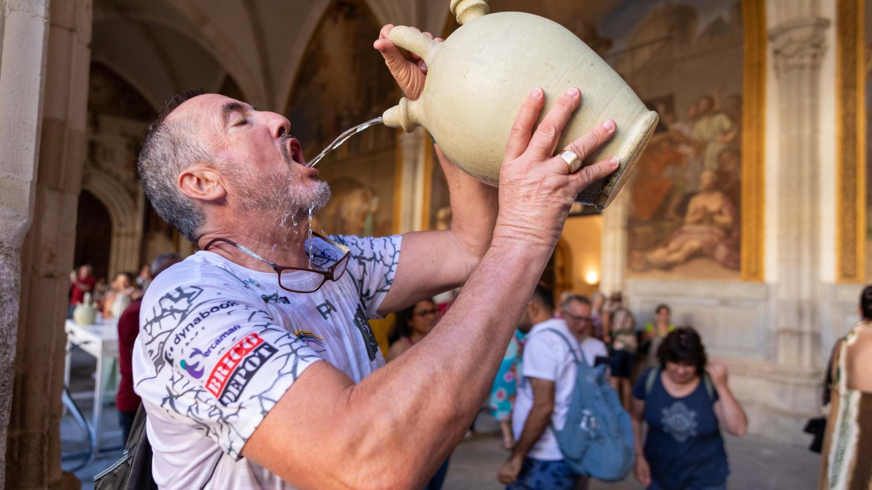 Botijos y devoción para honrar a la Virgen del Sagrario en Toledo: las imágenes más destacadas