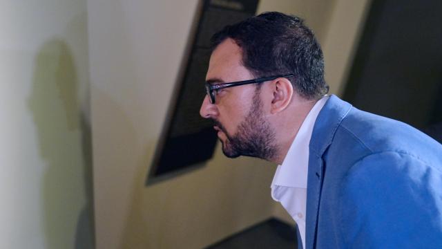 El presidente asturiano, Adrián Barbón, visita la exposición 'Goya, ni más ni menos' en el Centro Niemeyer de Avilés, este lunes.