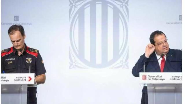 El exconsejero de Interior Joan Ignasi Elena y el comisario jefe de los Mossos d'Esquadra, Eduard Sallent, el pasado 9 de agosto, tras la nueva fuga de Puigdemont.