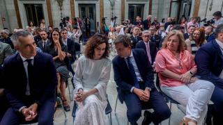 La presidenta de la Comunidad de Madrid, Isabel Díaz Ayuso, y el alcalde de Madrid, José Luis Martínez-Almeida, durante el acto de entrega de las Palomas de Bronce-Bomberos de Madrid, en la Casa de la Villa, a 15 de agosto de 2024.