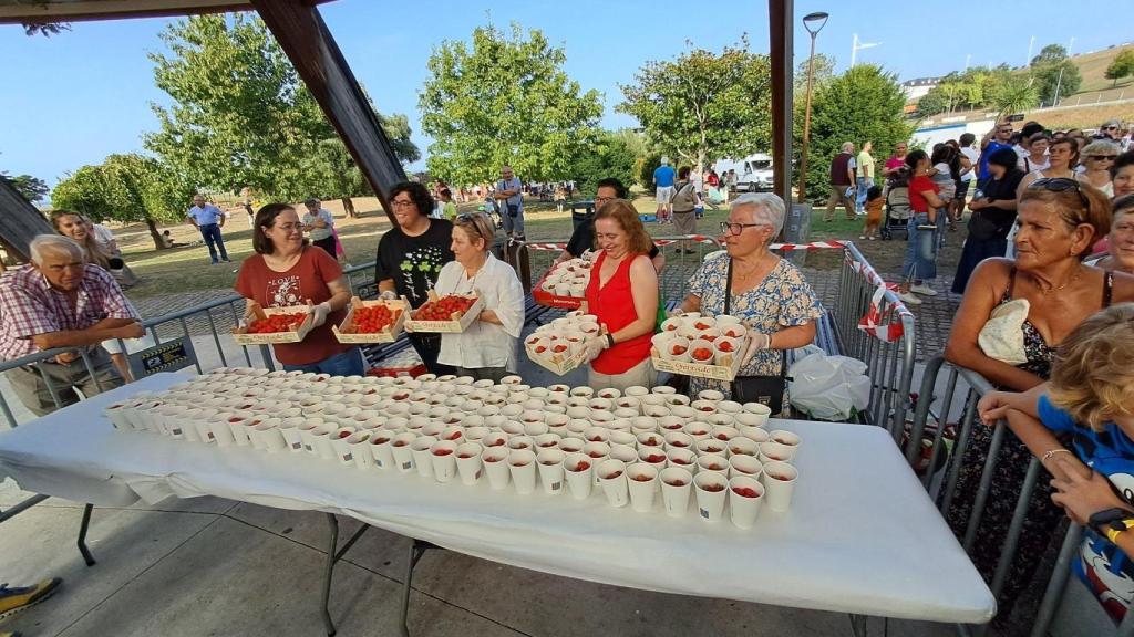 Participantes en una edición de la Festa da Fresa de Eirís.