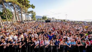 Público asistente a la Batalla de Gallos celebrada en O Marisquiño el domingo 11 en Samil.