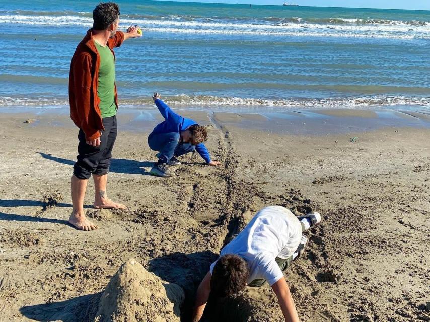 Palau junto a sus dos hijos biológicos, Ivo y Telmo, en una imagen de sus redes sociales.