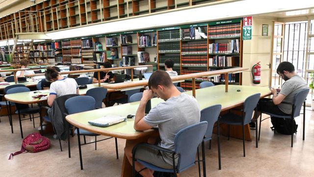 Estudiantes en la sala de estudio de una biblioteca
