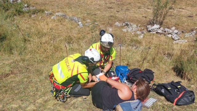 El Grupo de Rescate de la Junta de Castilla y León auxilia a una senderista en Arintero, en León