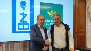 Firma del convenio entre la Caja Rural de Zamora y el CB Zamora