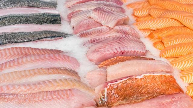 Pescado en filetes y a la venta en la pescadería.
