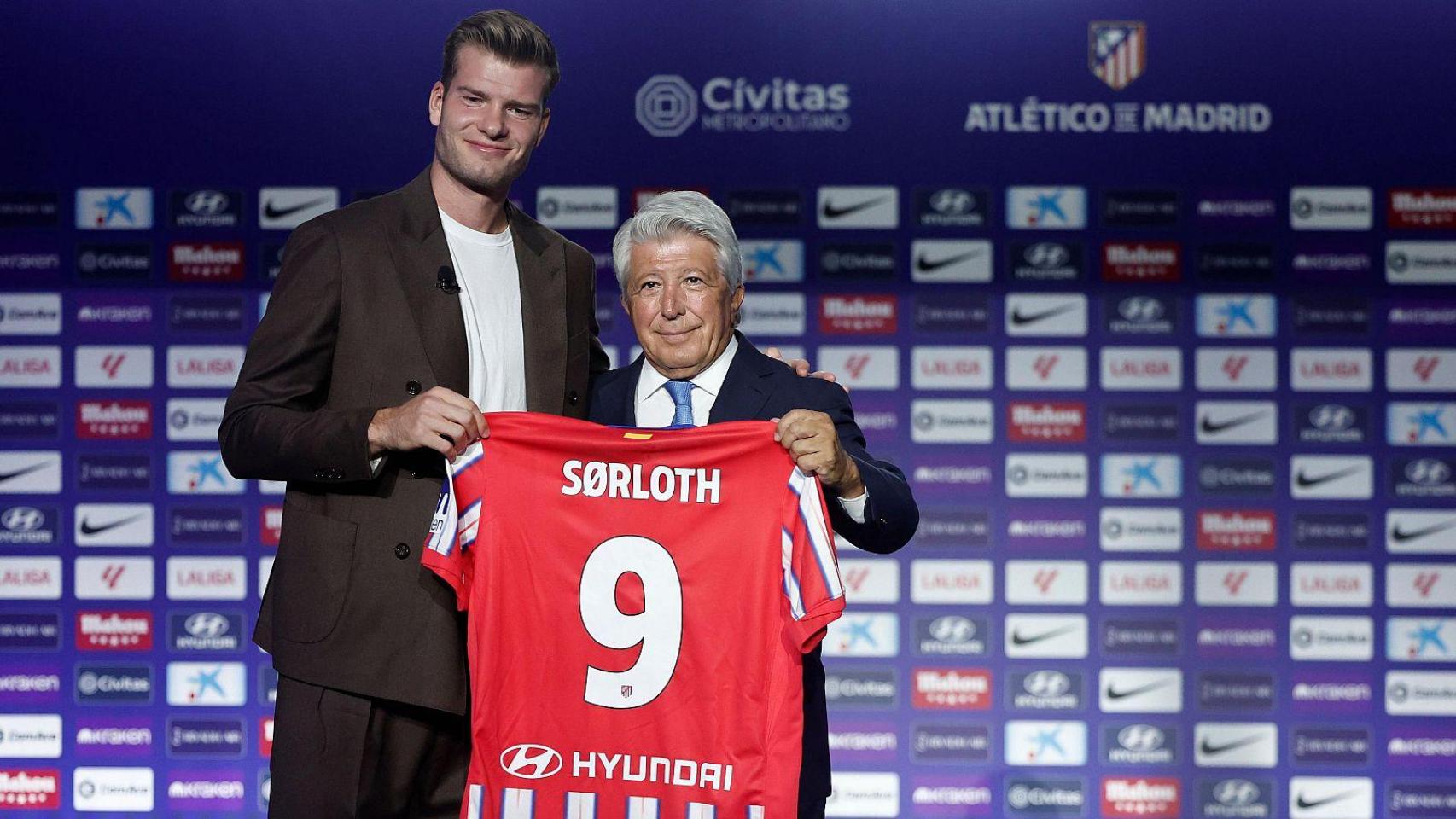 Sorloth posa con la camiseta del Atlético de Madrid junto a Enrique Cerezo.