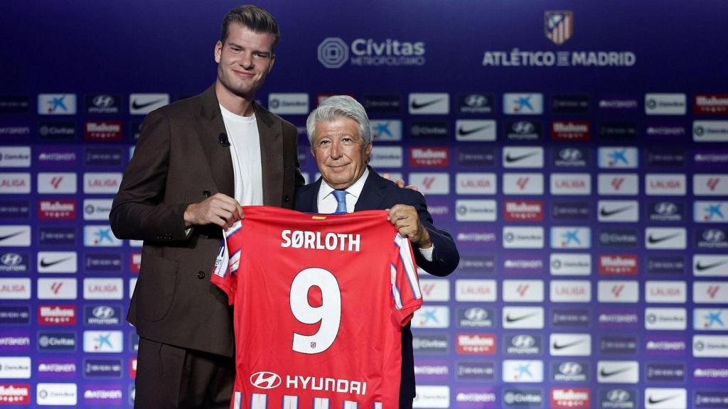 Sorloth posa con la camiseta del Atlético de Madrid junto a Enrique Cerezo.
