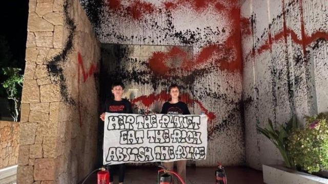 Activistas de Futuro Vegetal posan con la pancarta en la mansión de Messi.
