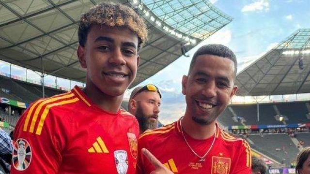 Lamine Yamal y su padre, Mounir Nasraoui, posan juntos con la camiseta de la selección española.
