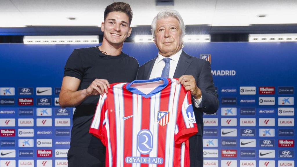 Julián Álvarez posa con la camiseta del Atlético de Madrid junto a Enrique Cerezo.
