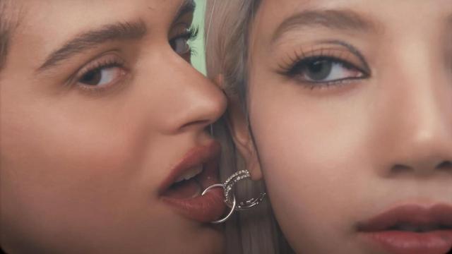 Rosalía y Lisa en un momento del vídeo musical de 'New Woman'
