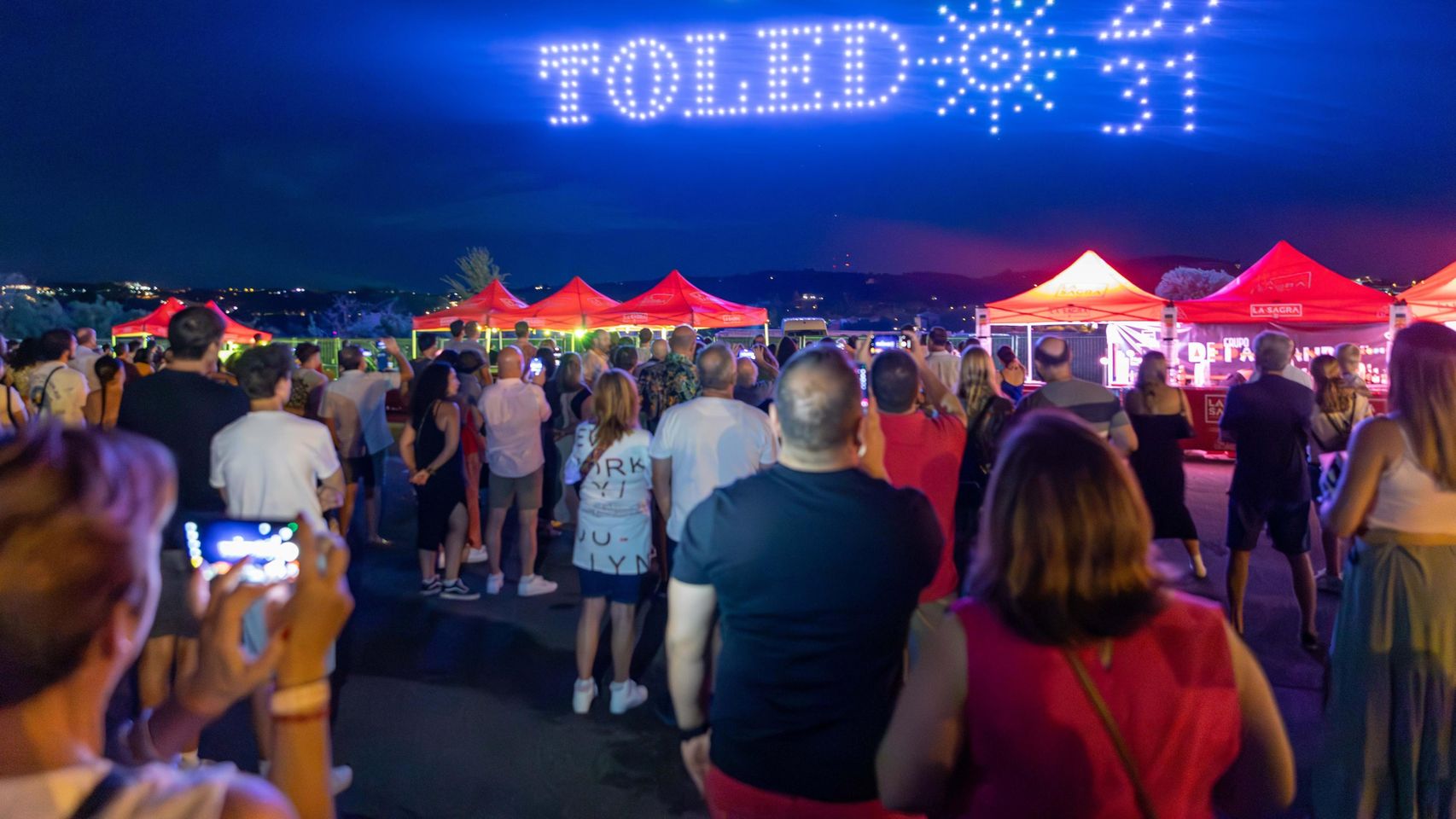 Las fotos de una noche en la feria de Toledo: más de 200 drones lucen en el cielo, atracciones, tómbolas...