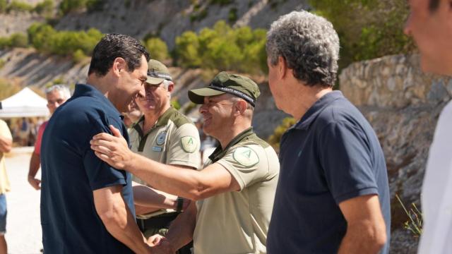 Imagen de Juanma Moreno en la visita a los terrenos quemados en Mijas en el año 2022.