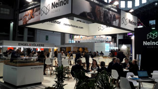 Stand de Neinor en una feria.