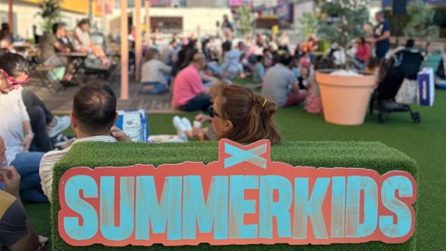 Talleres de Parkour y Graffiti en la plaza exterior de Marineda.