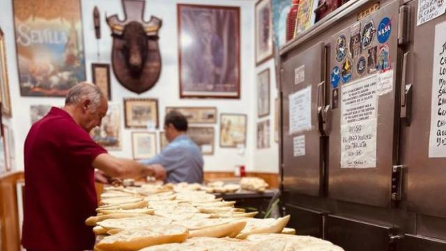 La barra de Casa Moreno con los panes que se van a servir